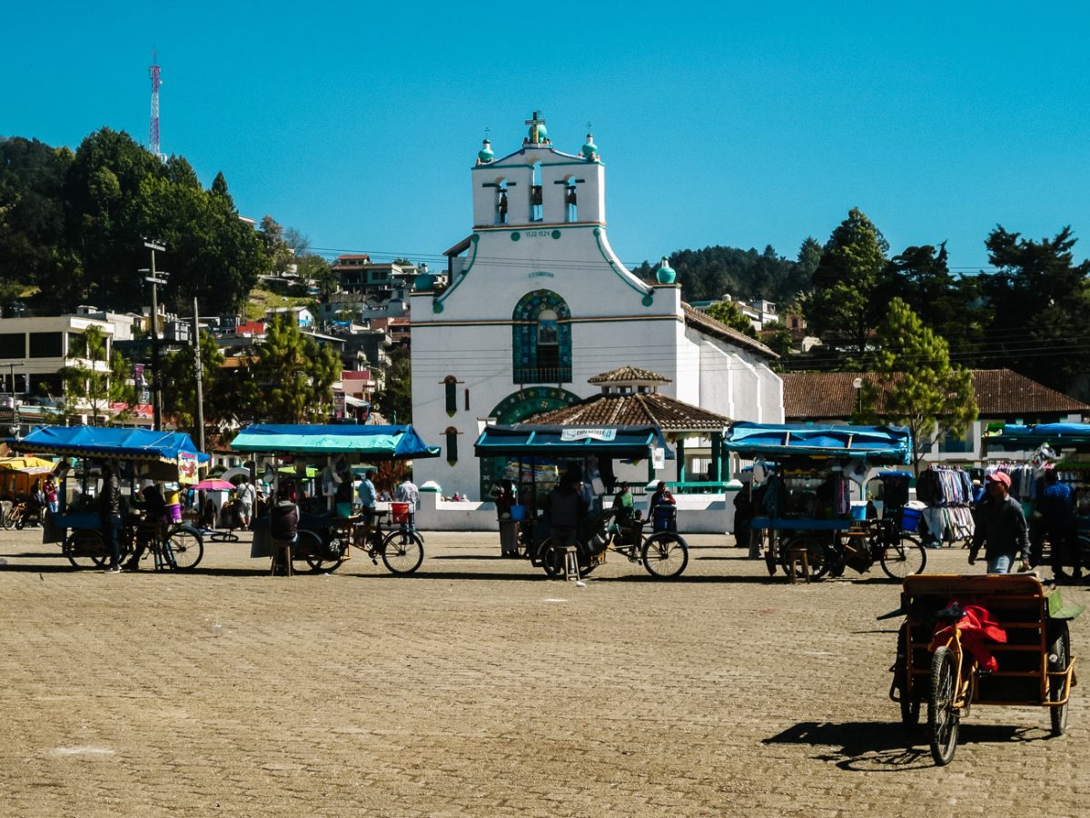autentiek wit kerkje in San Juan Chamula, een van de indrukwekkend bezienswaardigheden rondom San Cristobal Mexico waar het inheemse en katholieke geloof samenkomen