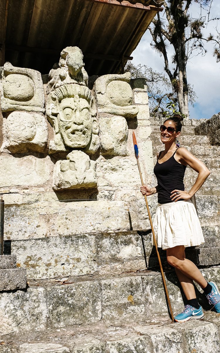 Deborah voor Maya beeld bij Copán ruinas