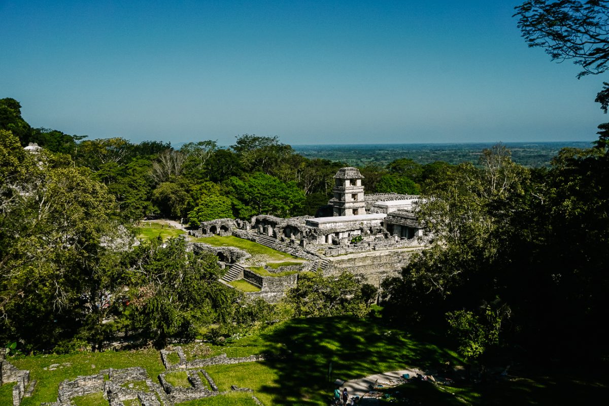 uitzicht op maya tempels in palenque Mexico, Maya tempels en ruines in Palenque Mexico