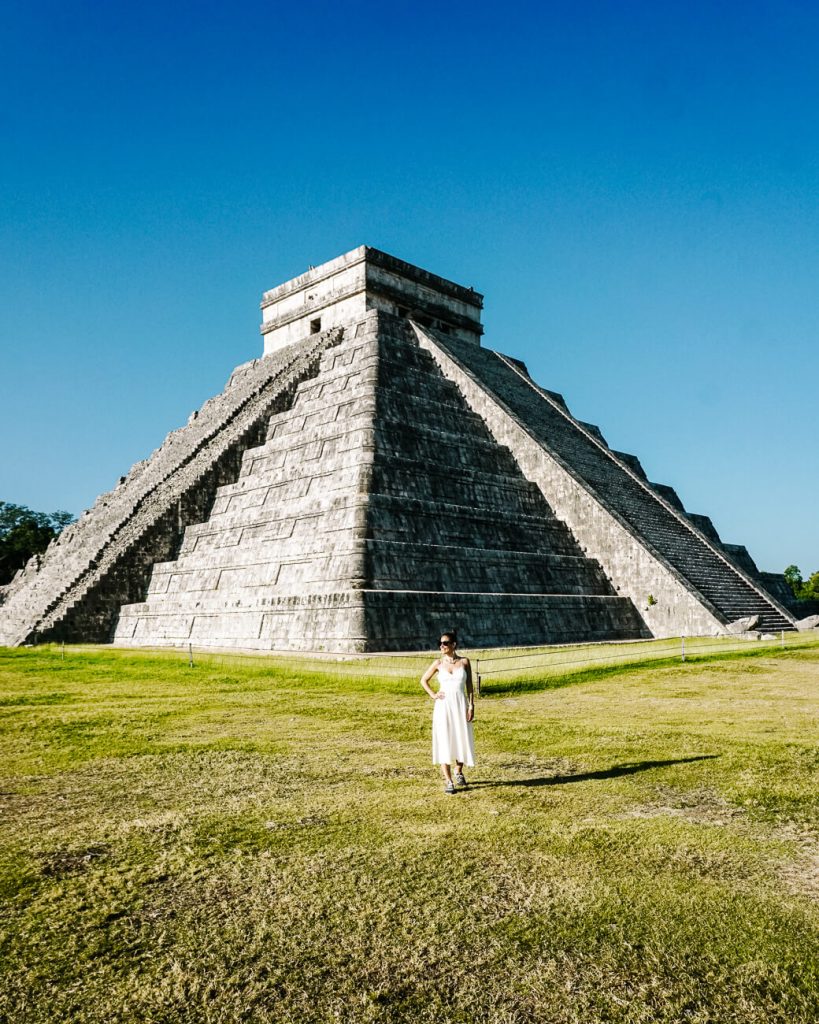 Deborah voor de Maya tempel van Cuculkan in Chichen Itza Mexico