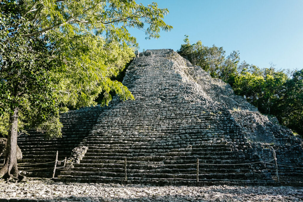 piramide in archeologische vindplaats en voormalige Maya stad Coba