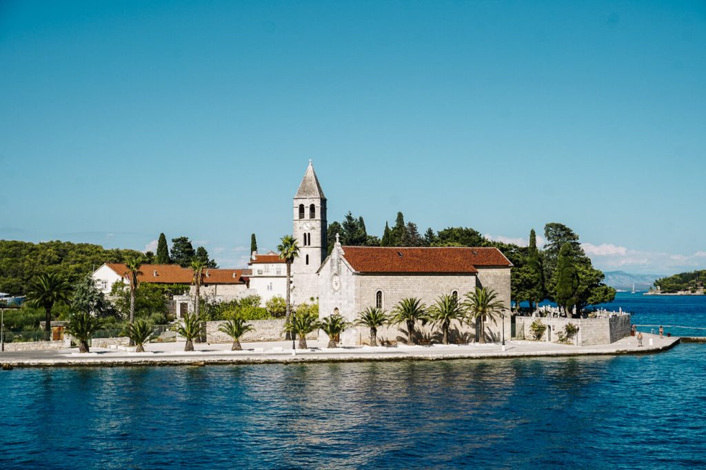 een bezoek aan Vis eiland, tijdens Sail Croatia cruise in Kroatie