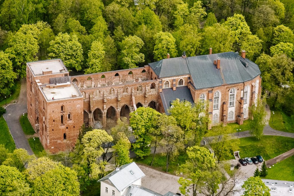 ruine van 13e eeuwse kathedraal, een van de bezienswaardigheden in Toomemägi park Tartu