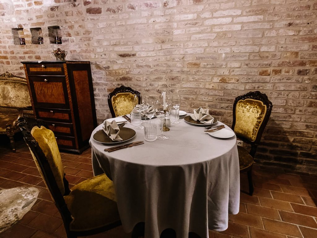 tafeltje in de kelder van Restaurant Antonius, een van de beste restaurants in Tartu