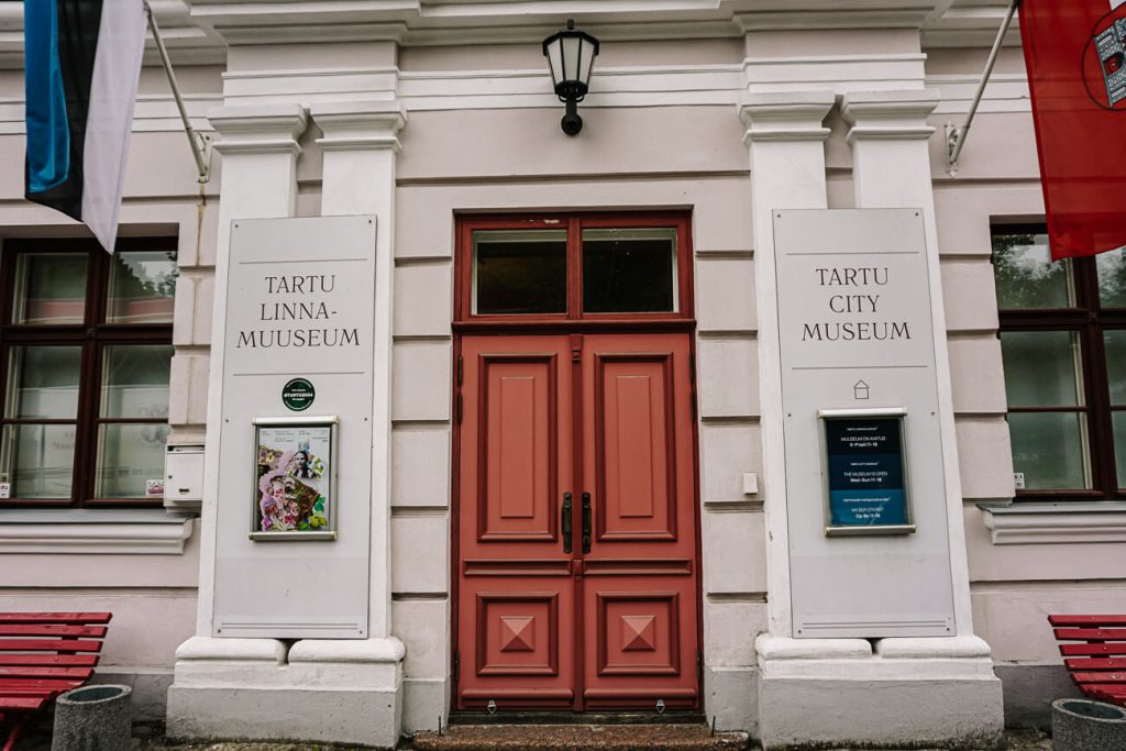 voorkant van Tartu city museum, het museum over de geschiedenis van de stad