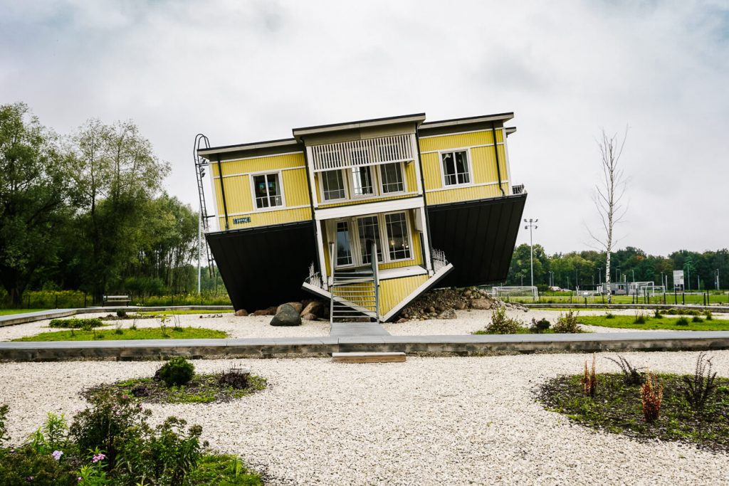 de ingang van het upside down House, een instagram hotspot in Tartu Estland