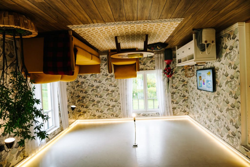 het interieur van het upside down House, een instagram hotspot in Tartu Estland