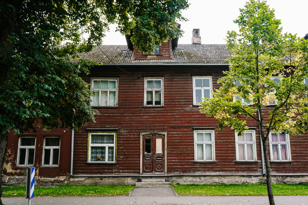 mooie houten huizen met veel groen in de wijk Karlova
