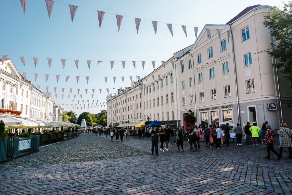 zaterdag markt op het Raekoja plein in Tartu