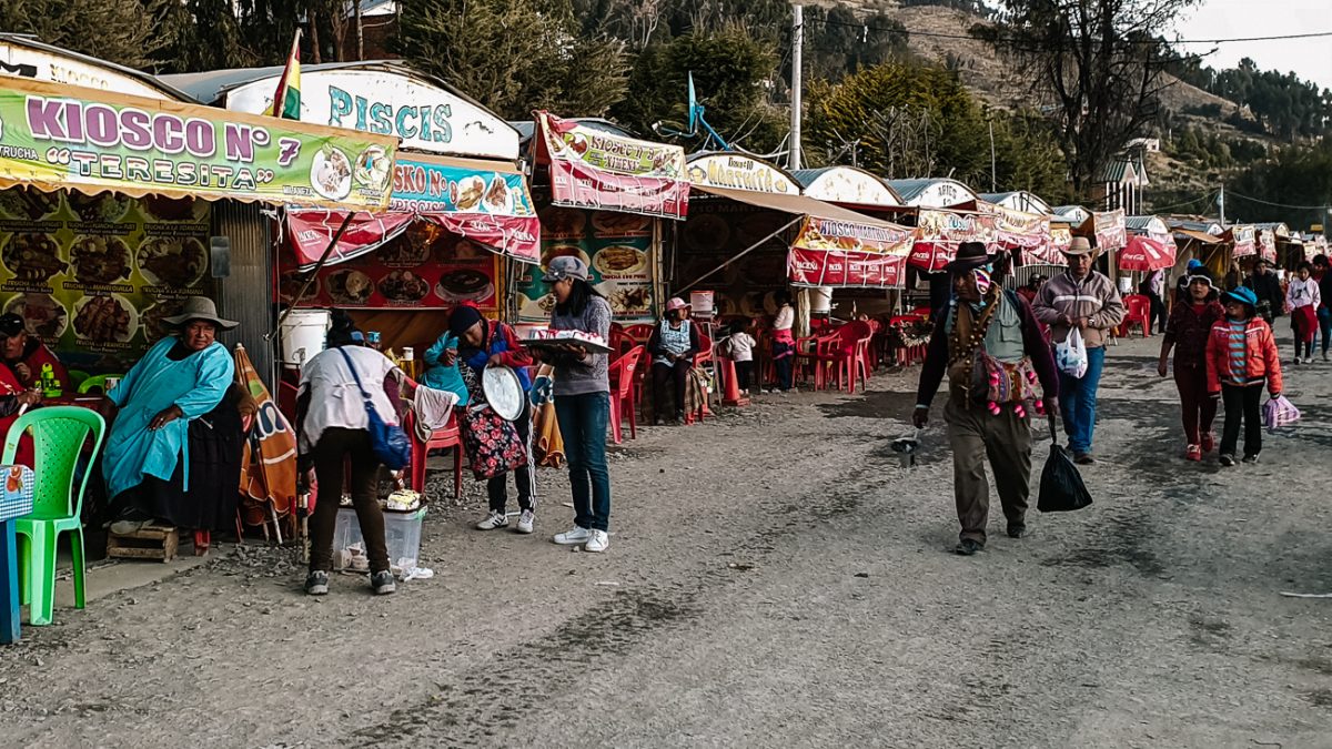 marktkraampjes rondom Titcaca meer in Copacabana bolivia