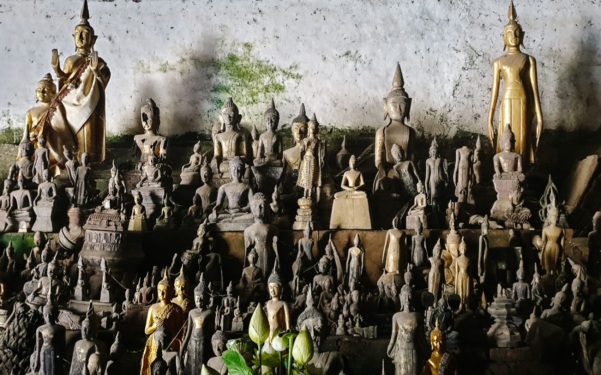 One of the best things to do when you are arond Luang Prabang in Laos, is to visit the Pak Ou caves. This cave is known for the thousands of Buddha statues that you will find inside, in all shapes and sizes. 