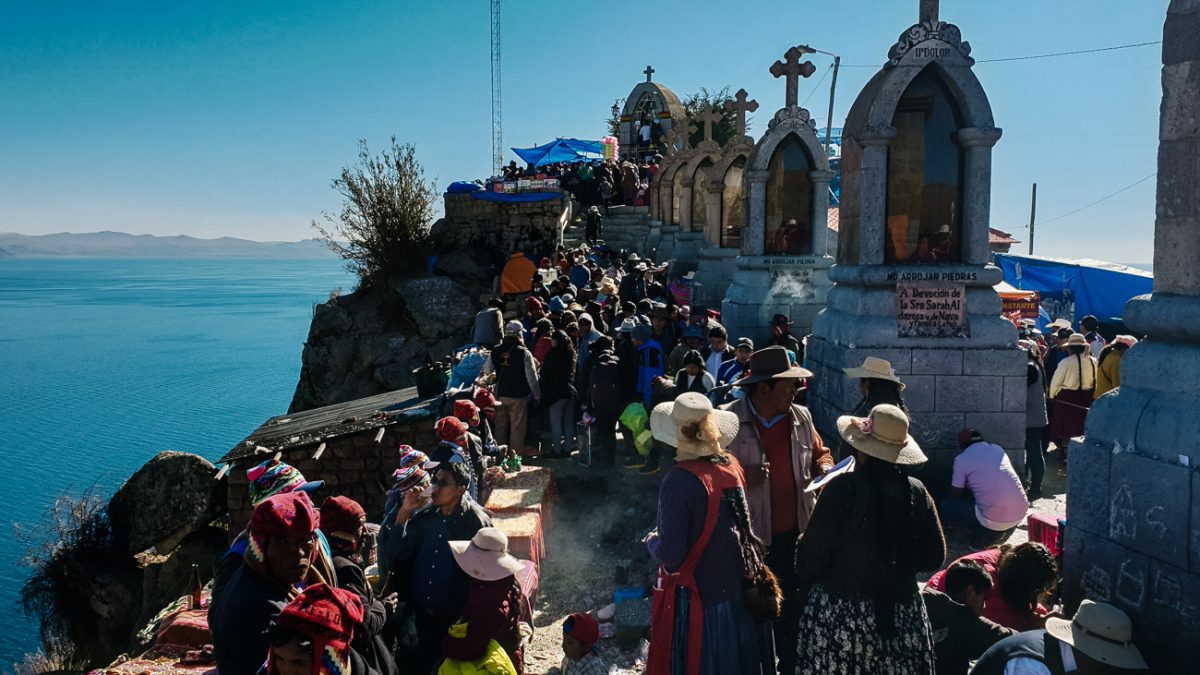 mensen op cerro calvario tijdens onafhankelijkheidsdag in Bolivia
