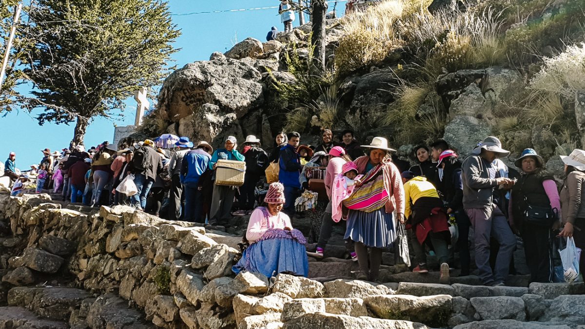 mensen in de rij op de cerro calvario
