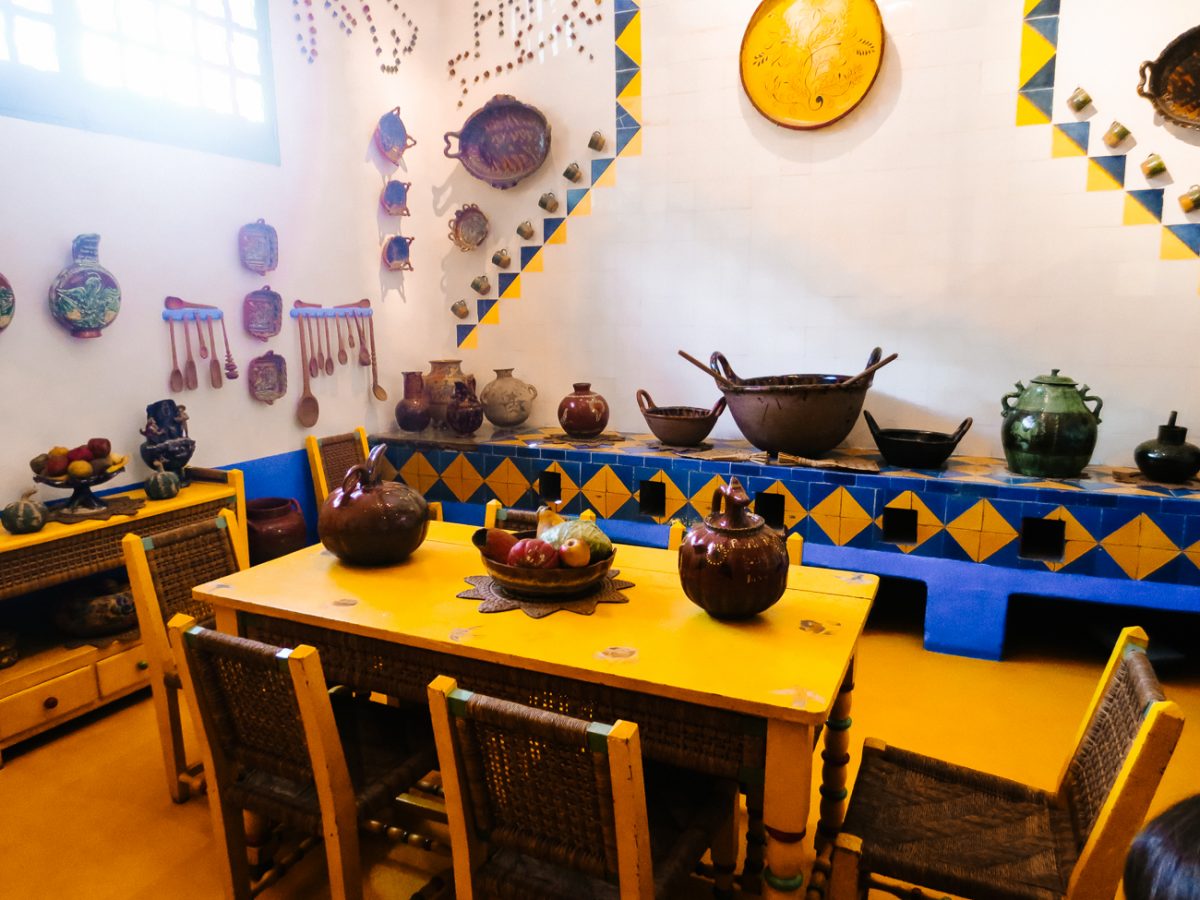 In La Casa Azul in Mexico-Stad kun je onder andere de oude keuken en de werk- en woonvertrekken van Frida Kahlo en Diego Rivera bekijken.