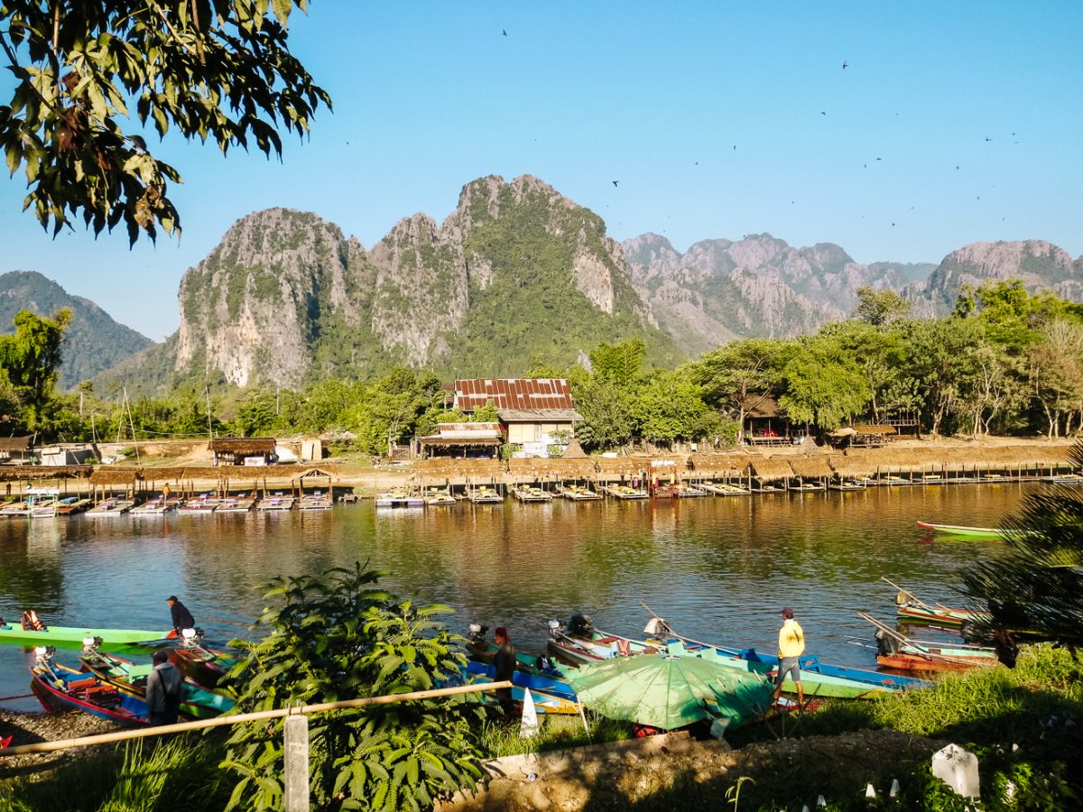 Vang Vieng is gelegen in een prachtig karstlandschap, wat regelrecht uit een plaatjesboek komt. Dit outdoor- en watersport paradijs van Laos heeft niet veel bezienswaardigheden. Mijn advies is om Vang Vieng te bezoeken als je van raften, tuben of kajakken houdt. Of een korte tussenstop wilt maken tussen Luang Prabang en Vientiane. Je kun dan het beste langs de rivier overnachten en aan het einde van de middag een boottocht maken om de zonsondergang achter het mooie landschap te bewonderen.