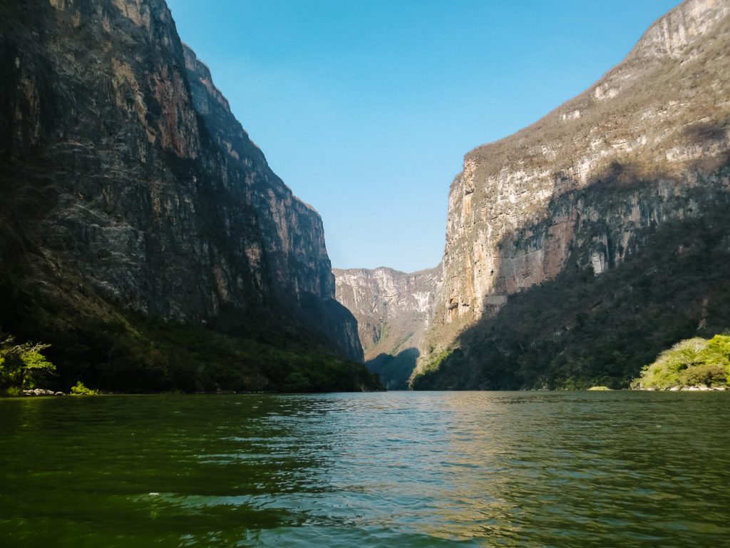 Op een paar uur rijden van San Cristóbal de las Casas in Chiapas Mexico, kun je een boottocht maken door een van de diepste kloven ter wereld. 