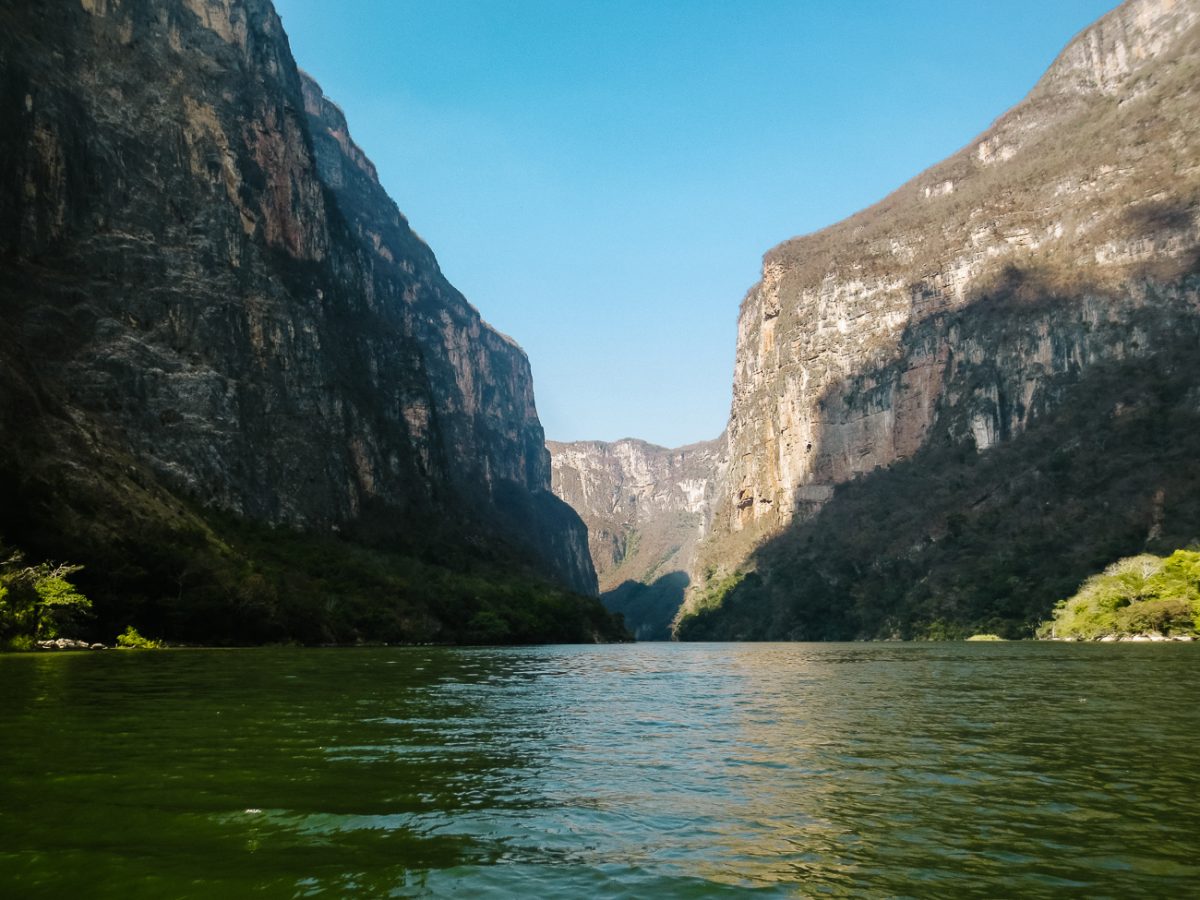 One of the best things to do in and around San Cristobal de las Casas in Mexico is to visit Canyon del Sumidero. With a length of 15 km and walls of 1000 meters high, this is one of the deepest canyons in the world.