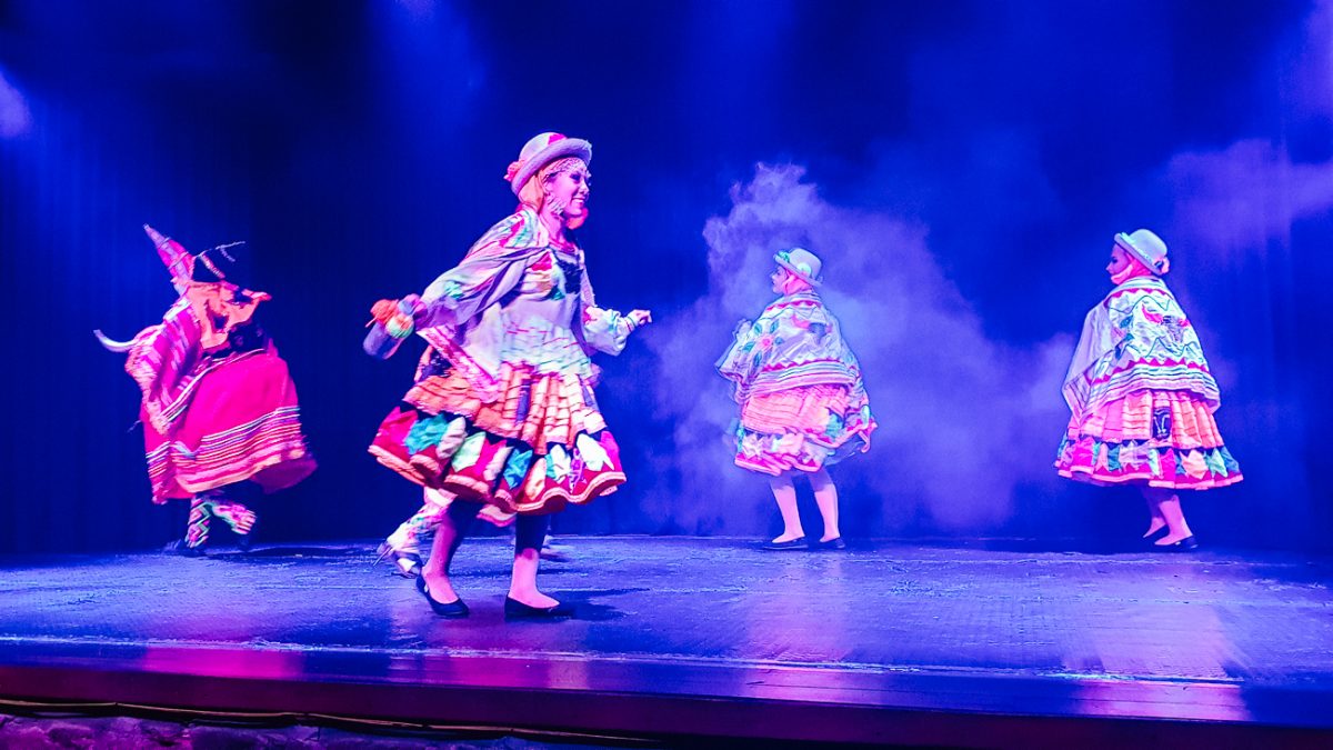 One of the best things to do Sucre Bolivia is to enjoy the Orígenes dance show.