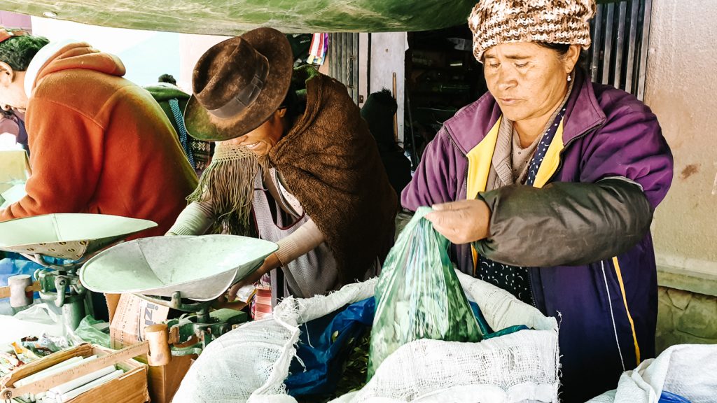 coca bladeren op de Tarabuco markt waar lokale mensen hun waar verkopen