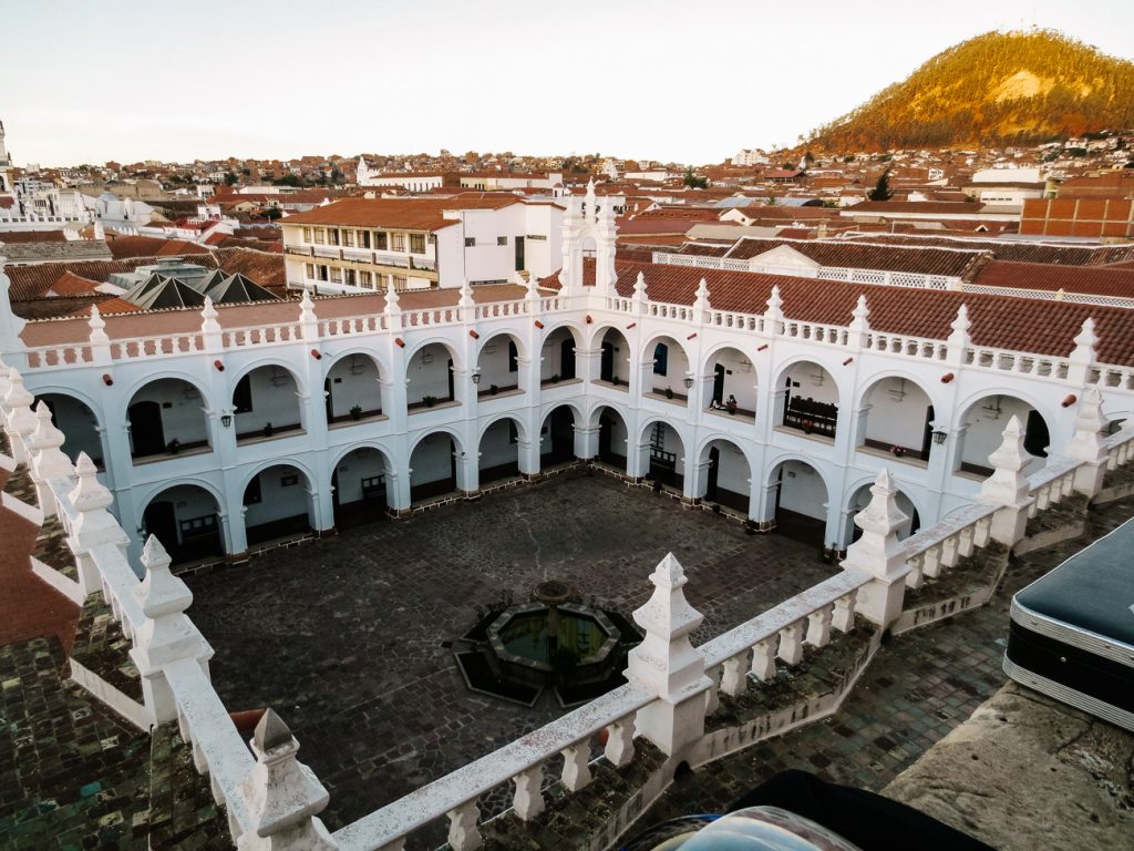 Het koloniale centrum van Sucre Bolivia is sinds 1991 Unesco cultureel erfgoed en telt talloze pleinen, patio’s, mooie huizen, kerken en kloosters