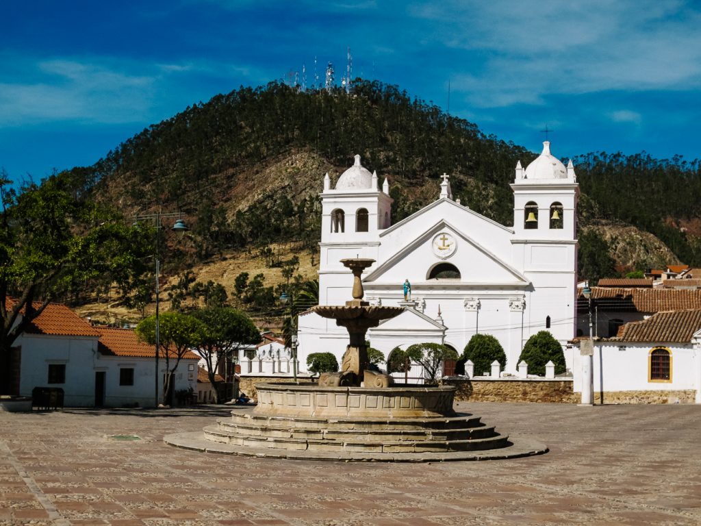 een witte kathedraal in Sucre Bolivia