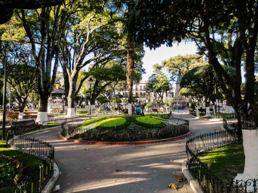De bezienswaardigheden in Sucre Bolivia zijn onmisbaar, maar neem ook plaats op een bankje op plaza 25 de Mayo en observeer