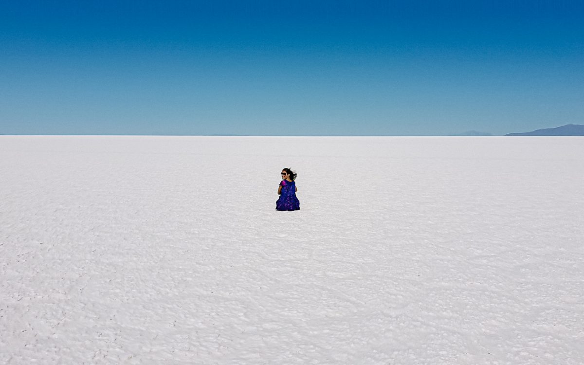 Deborah op de zoutvlakte van Bolivia.