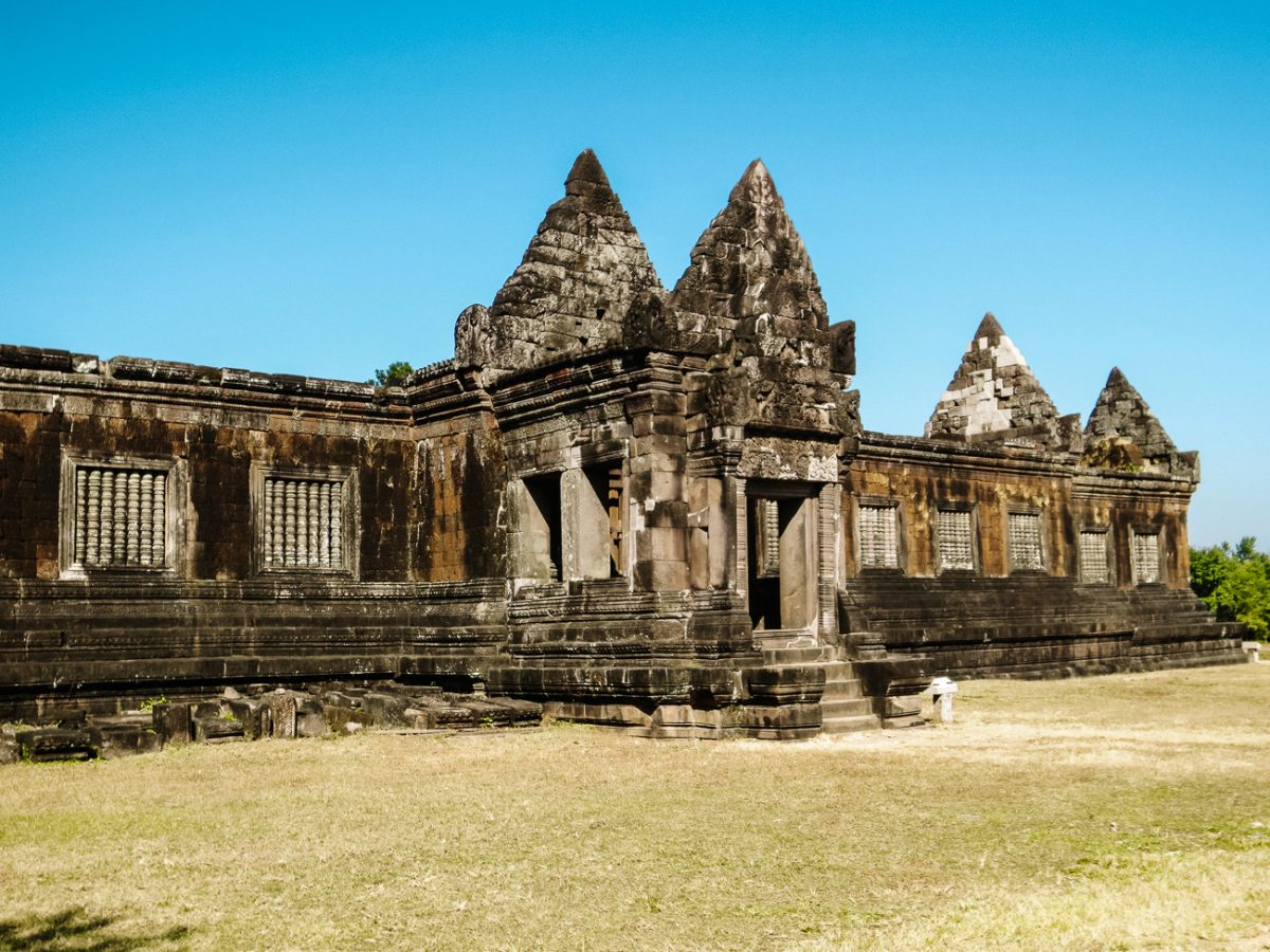 De paviljoens in Wat Phu Laos werden gebruikt als onderdak voor pilgrims, één voor mannen en één voor vrouwen. Tegenwoordig staan alleen de buiten muren nog overeind. Deze muren bevatten talloze gedecoreerde vensters en balken met prachtige beelden van Hindu goden Vishnoe, Shiva en Parvati. 