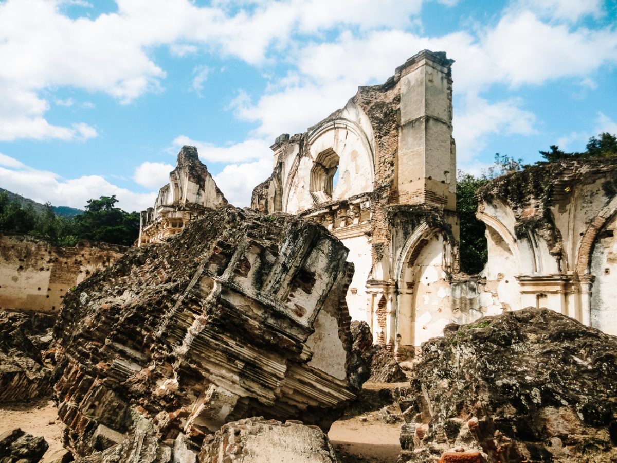The earthquakes have left their mark on the streets of Antigua. This can be seen in the many ruins of the city. Most of them are still in the original collapsed shape, others are transformed into a new church, hotel, or museum.
