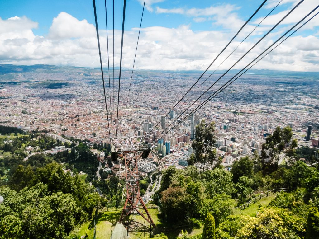 In Bogota kun je met de kabelbaan naar de 3000 meter hoge Monseratte berg, waar je zicht hebt op heel Bogotá. Pas hier besef je hoe groot deze stad echt is. 