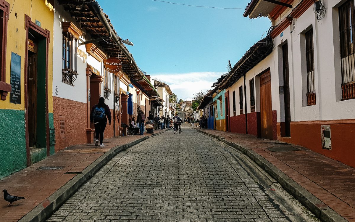 La Candelaria is een leuke wijk in Bogota met veel kleine winkeltjes, restaurants en kunstenaars op straat.