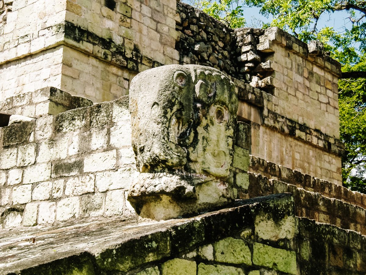 ornamenten maya balspeelveld