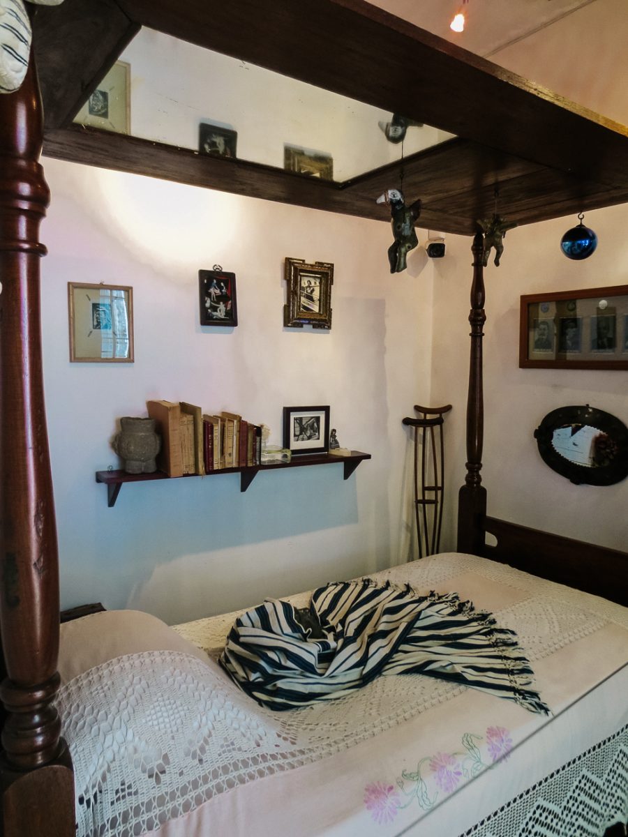 Een bijzondere kamer in het Frida Kahlo huis en museum is deze met het bed van waaruit Frida vanwege haar handicap, noodgedwongen veel van haar schilderijen moest maken