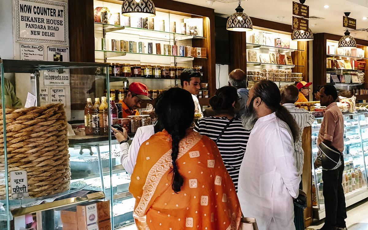 Ontdek de restaurants van Jaipur: Van populaire lokale hotspots tot hippe cafes en high-end culinaire ervaringen in paleizen. 