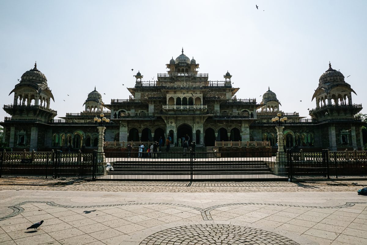 Op een rotonde ten zuiden van de oude stad staat het centraal museum van Jaipur India. Het museum bevindt zich in de Albert Hall, ontworpen door een Britse architect.