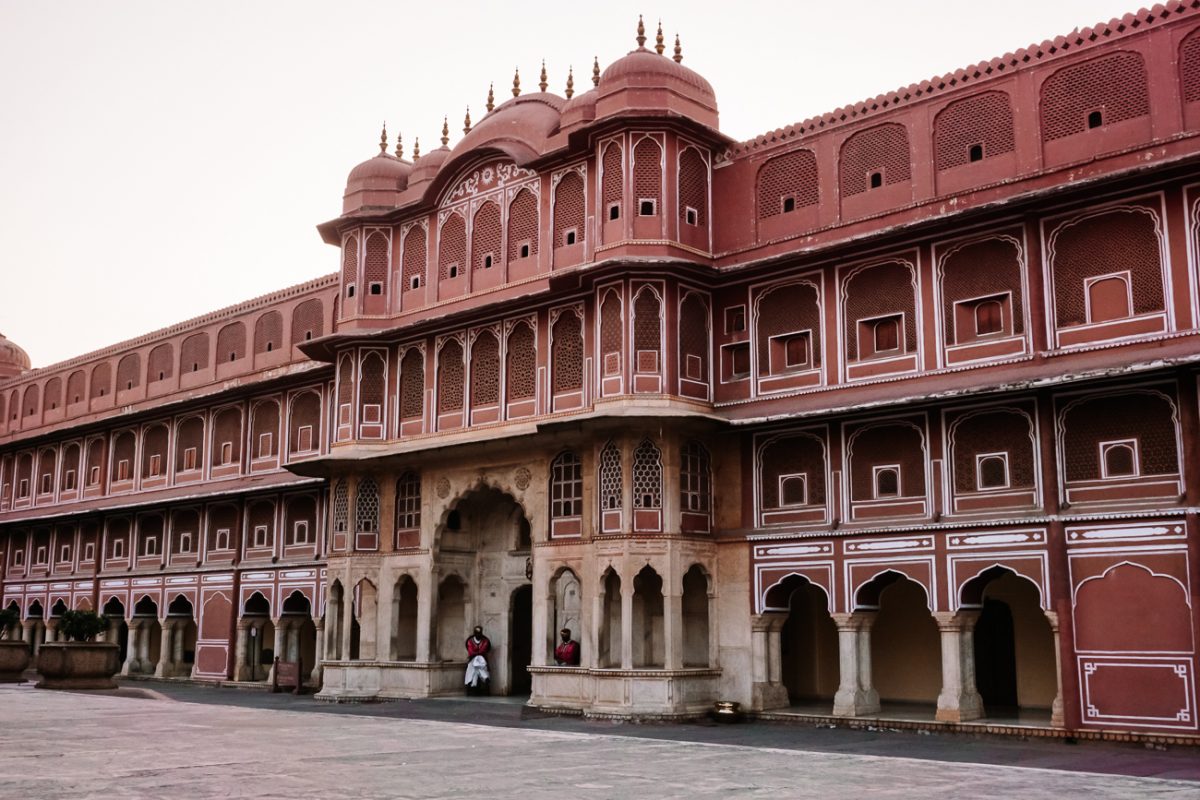 Het stadspaleis ligt in het centrum van de oude stad. Het is een van mijn favoriete paleizen en bezienswaardigheden in Jaipur Rajasthan India, vanwege de adembenemende decoraties. 
