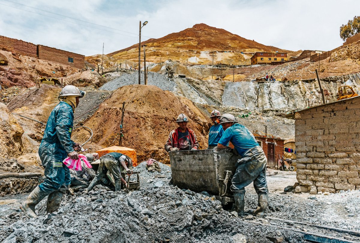 mijwerkers aan het werk in de Potosi mijnen