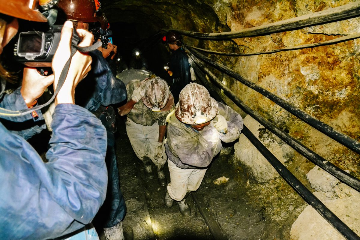 mijnwerkers aan het werk in de Potosi mijnen