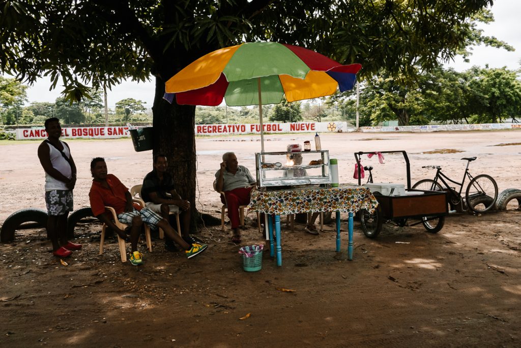 drankje met de locals in mompos colombia
