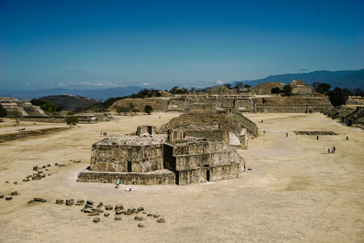 Een bezoek aan de ruïnes van Monte Albán, op een half uurtje rijden van Oaxaca, is een van de bezienswaardigheden die je niet missen als je in Mexico bent.