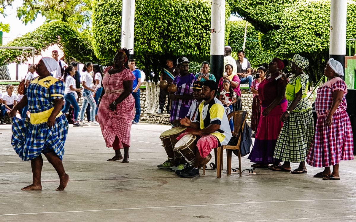 Dansende mensen in Livingston in Guatemala.
