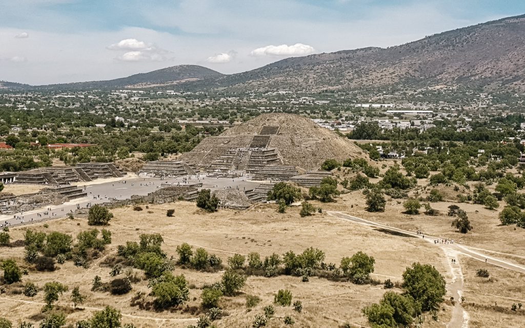 Uitzicht op de piramides van Teotihuacán in Mexico.