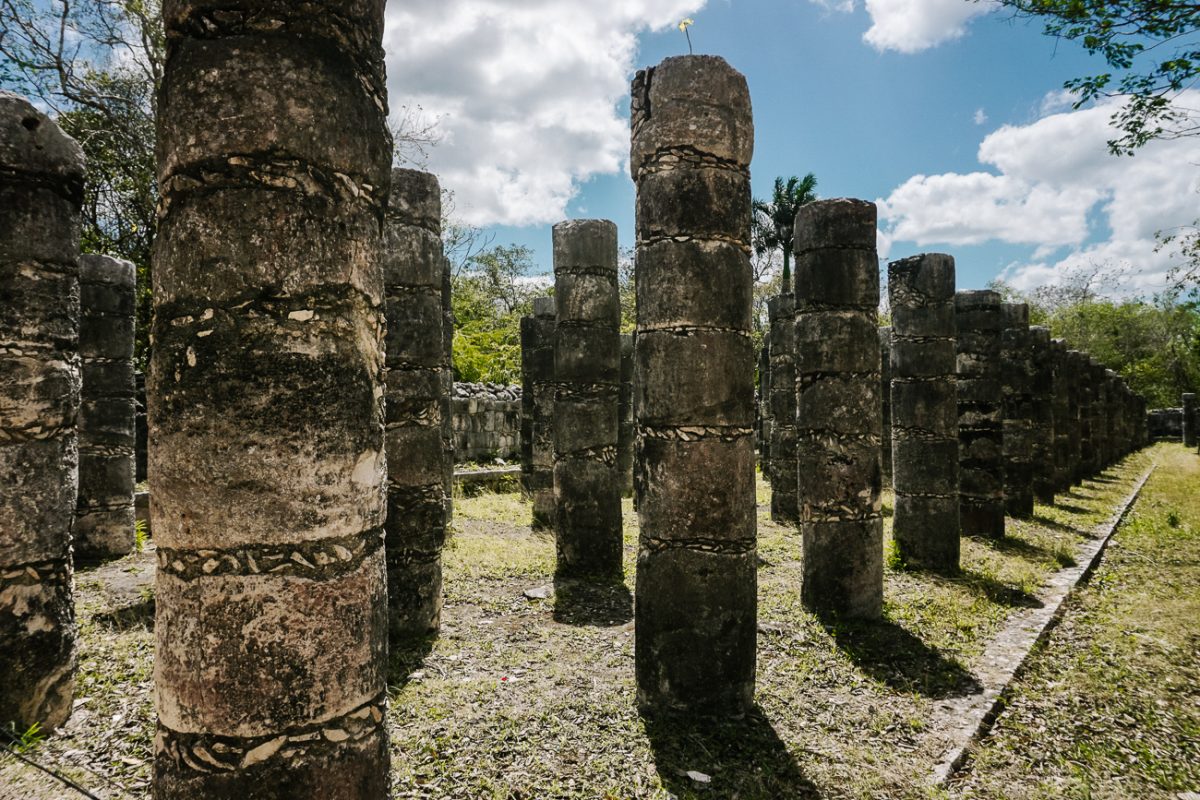 Zuilengallerij in Chichén Itzá, een van de bekendste Maya tempels in Mexico.