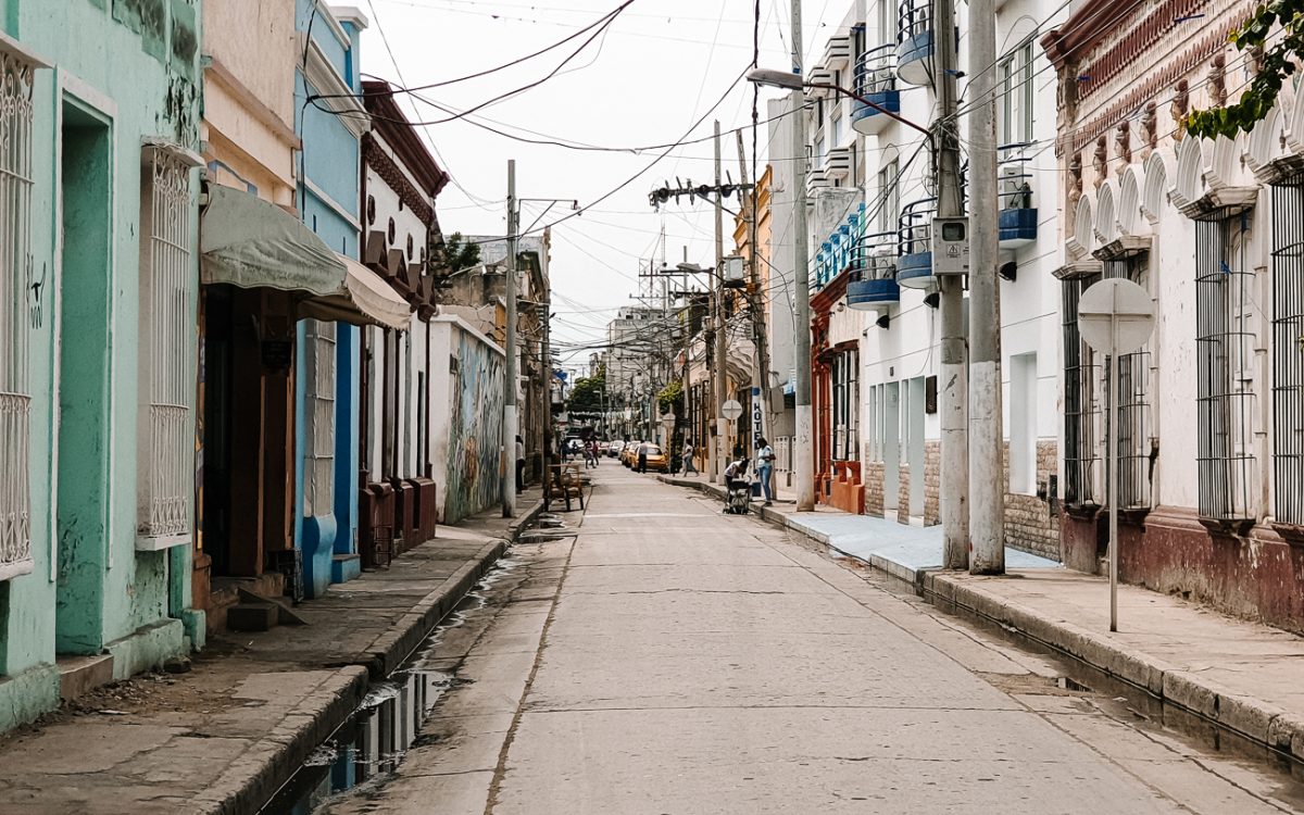 One of the best things to do in Santa Marta Colombia is to stroll through the colonial center and observe daily life.