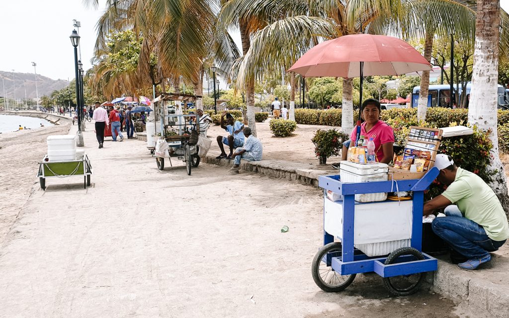 Verkopers langs de boulevard van Santa Marta Colombia.