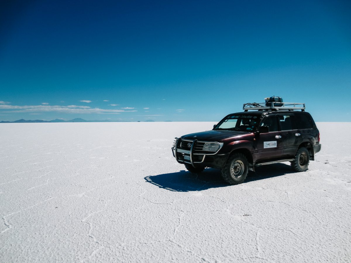 El Salar de Uyuni in Bolivia kun je het beste met de jeep verkennen - de snelste en veiligste manier om je over de zoutvlakte te verplaatsen.