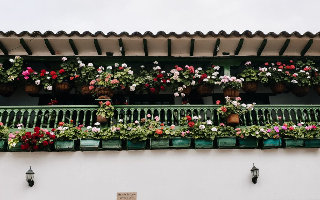 balkon met bloemen in Villa de Leyva Colombia