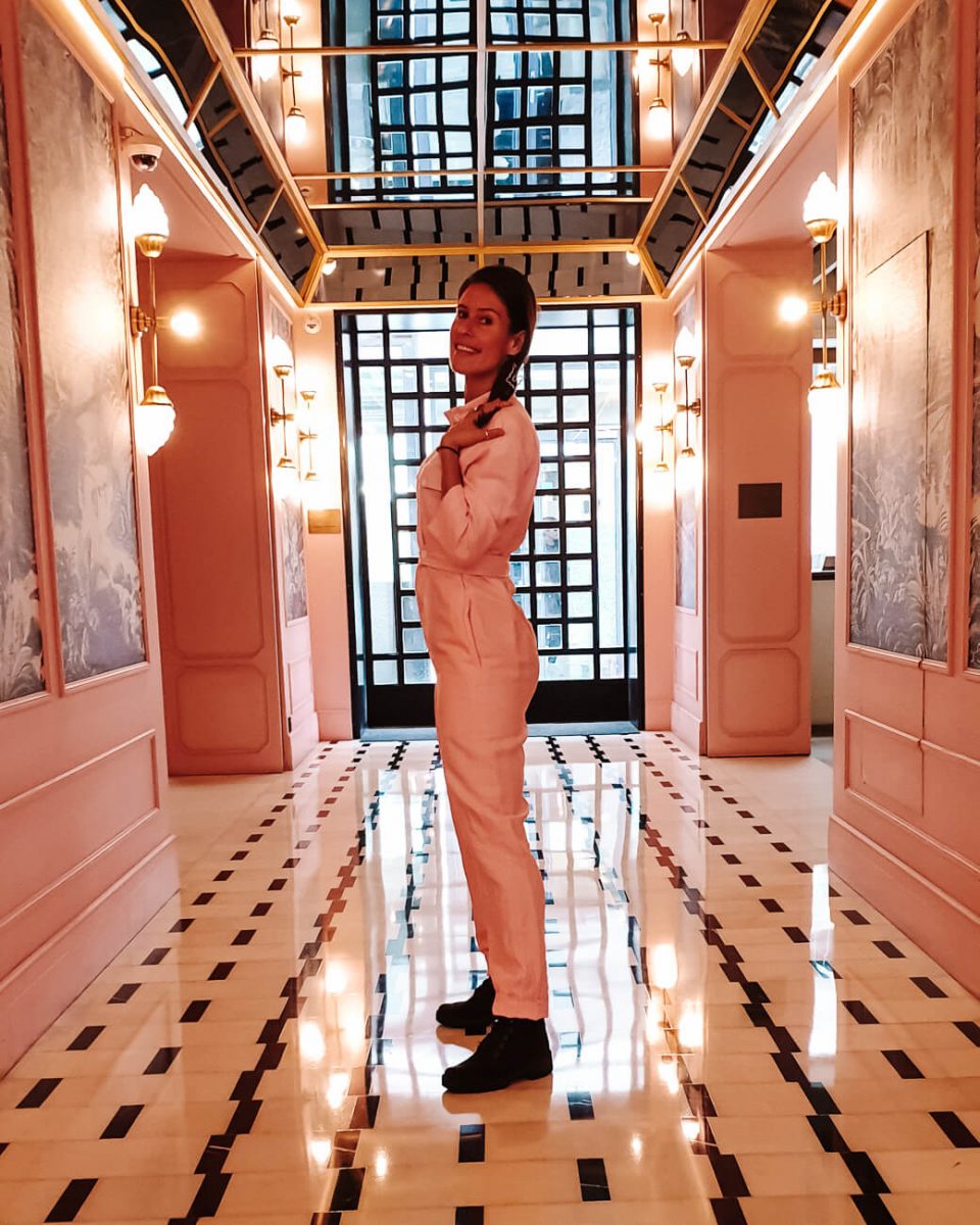 Deborah in lobby van Room Mate Emir Hotel