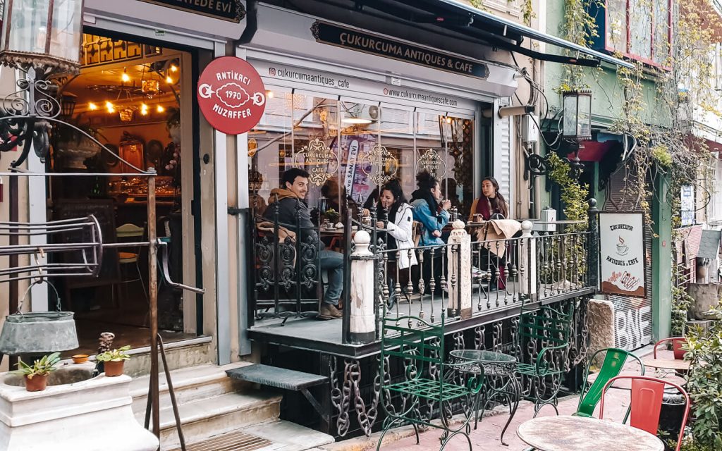 vintage winkel op Cukur Cuma Cadessi, een van de leuke wijken in Istanbul