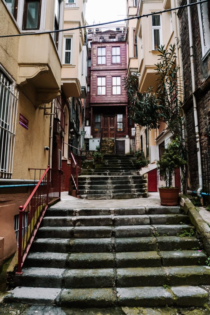 sfeervolle trap in Curkucuma, een van de leuke wijken in Istanbul